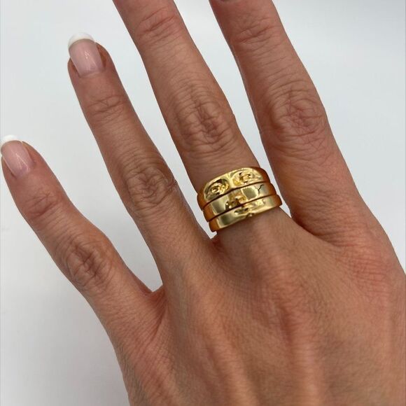 New 3 tiered chain necklace with medallion ,good luck eye, bar charm, gold tones - Picture 8 of 9